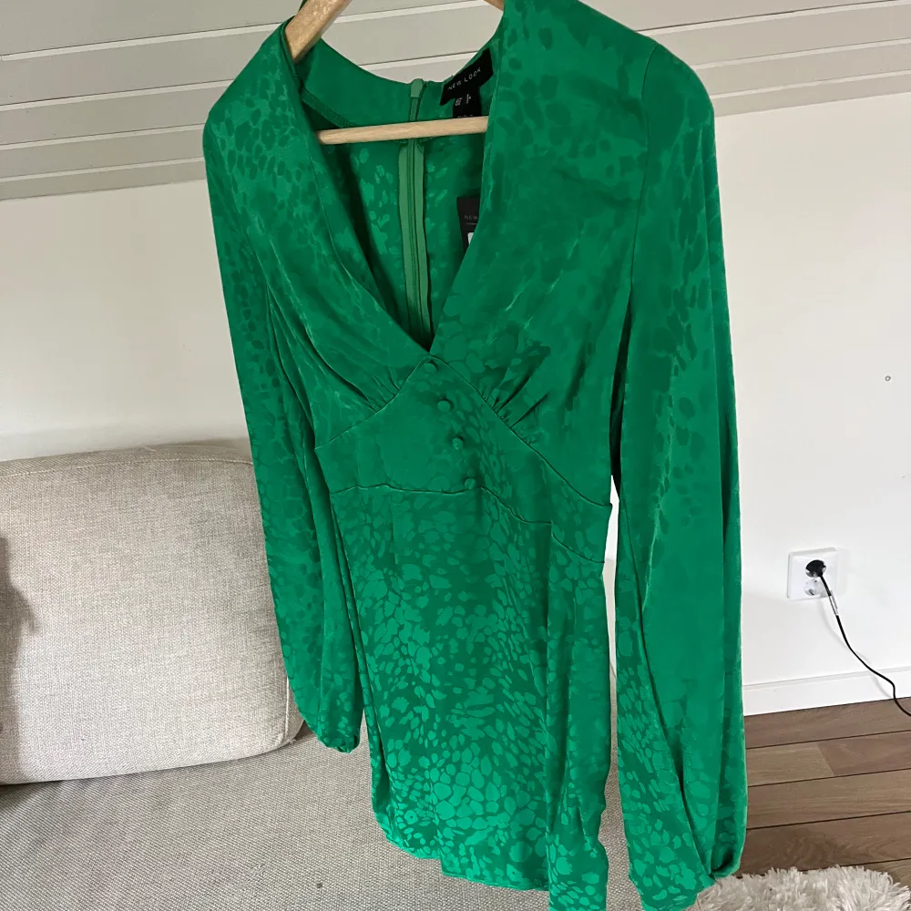 Hej! Säljer en jätte härlig grön fest klänning. Aldrig använd, helt ny, köpte fel storlek. Stl 34, passade mig bra som har stl  36💚. Klänningar.