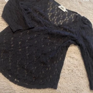 Svart spetströja med trekvartsärm - Svart spetströja, trekvartsärm