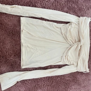 Gina tröja  -  Jättefin långärmad Gina tröja med nedfällda axlar sitter tajt på kroppen och fin broschyr där framme💞