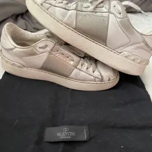 Säljer mina valentino garavani sneakers som är rättså använda men tyvär inte kommer tillsnofsnings längre, storleken är 36&1/2 men passar mig med storlek 37❤️❤️ Dustbagen medföljer BYTER INTE