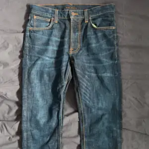 Mörkblåa Nudie Jeans i modellen Lean Dean. Sparsamt använda och i riktigt bra skick! Nypris ligger uppåt 1500. Säljes då de inte passar.
