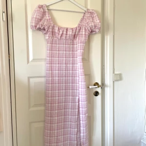 Rutig klänning  - Aldrig använd, lappen kvar 💗 Slits och knyte i ryggen. En liten fläck som kom den butik, inte testat få bort (sista bilden)