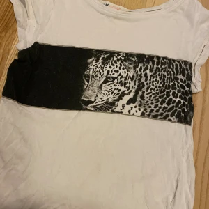 T-Shirt strl 134/140 - Begagnat skick.  Kolla in mina andra annonser för samfrakt. Jag är väldigt mån om mina köpare. Skulle du vara missnöjd med ditt köp så ta gärna kontakt med mig innan dåligt omdöme, så har jag en chans att rätta till det. Katt finns i hemmet.