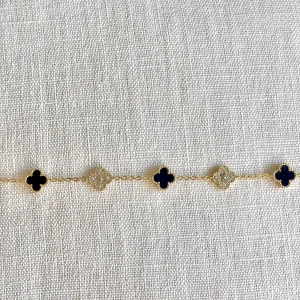 Svart glittrig klöver armband  - En suuuuper fin svart glittrig klöver armband. Den är helt ny och oanvänd. Pris kan diskuteras vid snabb affär🤍