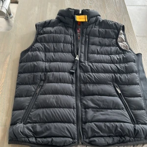 Parajumpers svart dunväst - Använd men nyskick