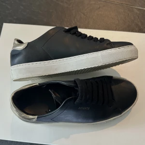 Axel Arigato - Clean 90 Sneaker   - Säljer mina Arigatos i läder- guldiga detaljer. Ursprungspris 2000, säljer för hälften men pris kan diskuteras! 