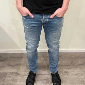 Nudie Jeans Ripped - Hej! Säljer nu ett par as snygga och sällsynta slitna nudie jeans. Väldigt svårt att få tag på och ingen som har de. För några andra frågor hör av er! Nypris 1699kr. 