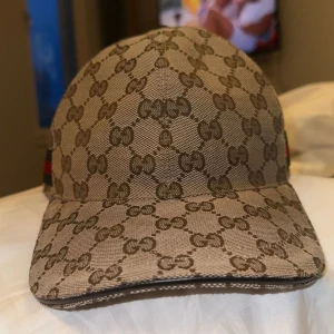 Gucci keps  - Säljer min Gucci keps då ja tröttnat på den och vill bli av med den  Storlek S köpt från Gucci i Stockholm på Östermalm.  Öppen för byten även kan gå ner i pris vid snabb och smidig affär 