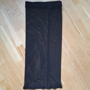 Transparent midikjol från Forever 21 - Jättefint skick 🌷  Har klippt bort lappen för ville inte den skulle synas men skulle gissa på S/M, strechigt material. 