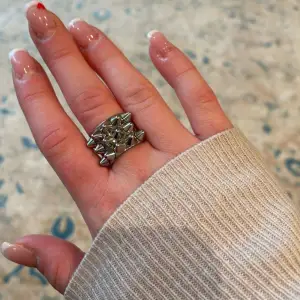 Säljer denna Edblad ring i storlek s. Säljs då den tyvvär inte kommer till användning längre. Vid eventuella frågor eller funderingar kom privat 💓