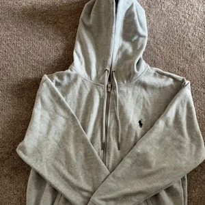 Ralph lauren zip hoodie - Ralph lauren tröja som används fåtal gånger, skick 9/10. Storlek S men passar även lite större. Pris kan även diskuteras vid snabbaffär, fler frågor eller bilder så skriv