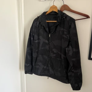 Valentino Windbreaker - Valentino jacka Svart camo Size S fits M Skick 8/10