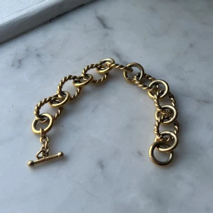 Safira armband - Superfin armlänk från Safira x Hannaschönberg! Använt men i fint skick, har tappat lite guldfärg på vissa ställen men är ändå väldig fin på 🎀 nypris ca 899 kr