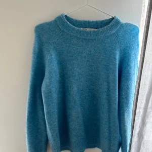 Zara stickad tröja - Ljusblå stickad tröja från zara i nyskick då den aldrig har används endast provad.