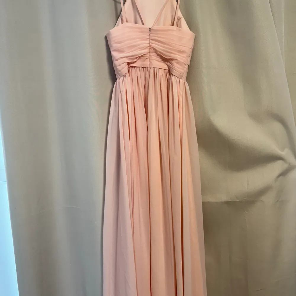 En superfin rosa klänning som passar perfekt som balklänning eller som en fin sommarklänning. Köpt från JJ’s house och har en inbyggd underkjol. . Klänningar.