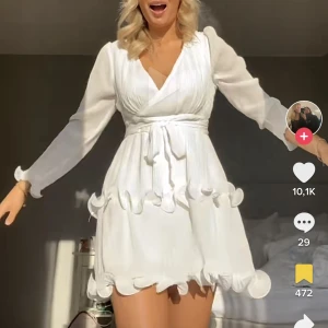 Studentklänning  - Säljer min fina studentklänning. Super fint skick. Lånad första bild. Nypris 899kr