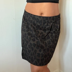 Leo kjol  - Kjol i leo mönster, stl m men mer som L. Bra skick. 