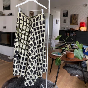 Stine Goya kjol - Jättesnygg kjol från Stine goya som tyvärr inte kommer till användning. Köpt för ungefär 1000kr. Som ny.