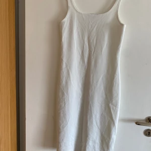 Klänning - Vit känning. Använd 1 gång under studententen. Figurnära.