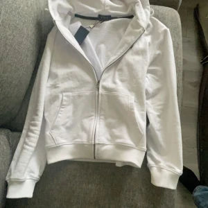 Ralph lauren - Säljer då jag inte tyckte den passa mig. Storlek M hör av er vid frågor och funderingar