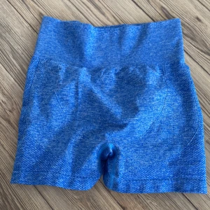 Träningsshorts - Jätte snygga men ångrar färg på dom då dom är lite för skrikiga för mig. Helt oanvända 💖