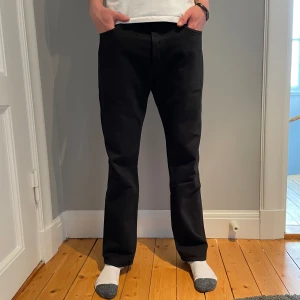 Levis 501 - Säljer nu mina Levis jeans då dem inte kommer till användning.  Skicket är 9/10. Nypris 1100. Mitt pris 599. Killen på bilden är 185. Hör av er vid frågor eller funderingar🤝💸