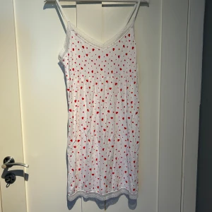 Nattlinne  - Oanvänt nattlinne ifrån Cubus. Endast testat. Kom privat för fler bilder eller om du har några frågor. Priset går att diskuteras. 