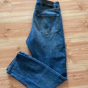 Blåa BLK DNM jeans, väldigt schyssta o snygga jeans fit: slim/regular, storlek 30/32 men dem är små i storleken så passar även 30/30 28/30 Modell 21 piké blue  Tveka inte på att skriva om du har några frågor!