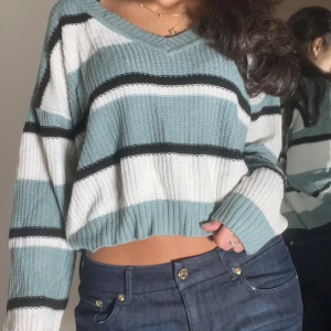 Sweatshirt  - Söt sweatshirt, den är ganska sval så passar bra på en sommardag💗