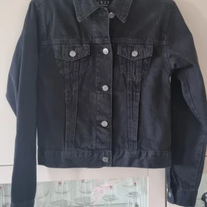 Jeansjacka  - Jättefin svart jeansjacka, som bara hänger i garderoben.. 