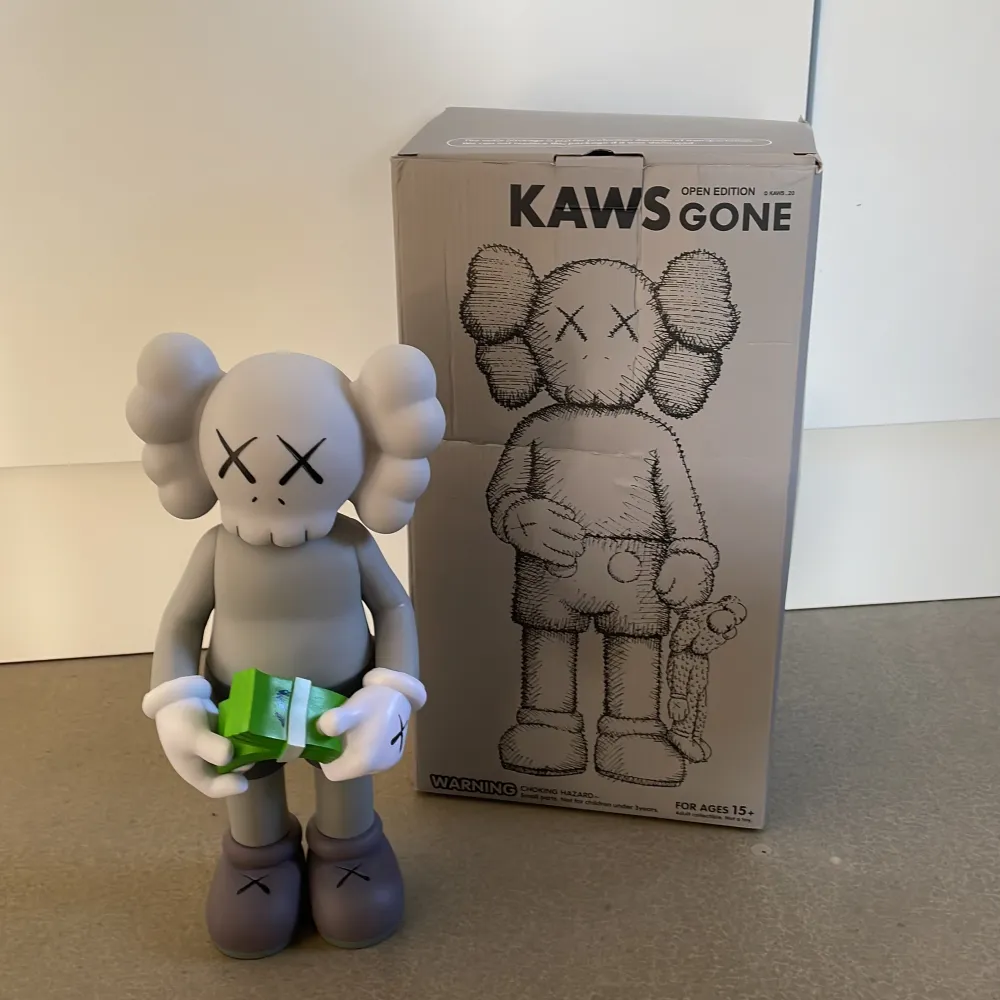 Kaws staty money 30 cm hög. Övrigt.