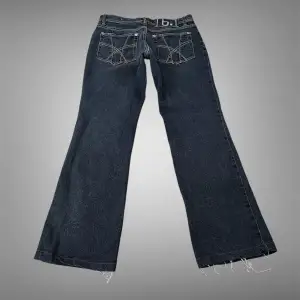 Utsvängda vintage lågmidjade jeans från b.young med coola fickor, strl 31 i amerikanska storlekar som motsvarar ungefär M // midja 39cm, längd 97cm, innerbens 77