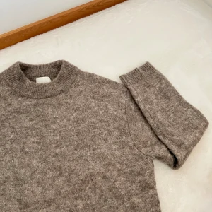 Stickad tröja - Snygg stickad tröja i alpacka-ull, sparsamt använd🤍✨