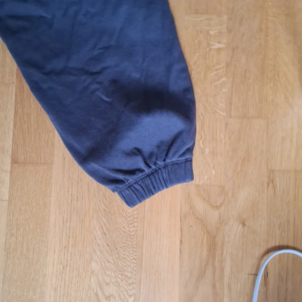 Mörkgråa cuffed swearpants, används inte längre, liten tennis logga på ena benet. Bra skick.. Jeans & Byxor.