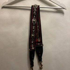 Christian Dior  - Christian Dior strap till olika väskor  OBS second hand! Äkthetsbevis därav finns ej tyvärr. 