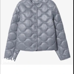 Mango jacka - Jag säljer min fina vår jacka! Jag säljer den för att den inte kommer till andvändning! Jackan är i bra skick och har bara andvänt den två gånger! Skriv privat för fler bilder❤️😊