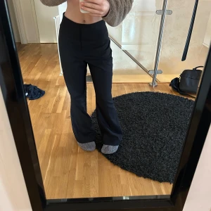Bootcut/ utsvängda kostymbyxor - Sydda bootcut av sömmerska.  Jag är 161cm lång. 