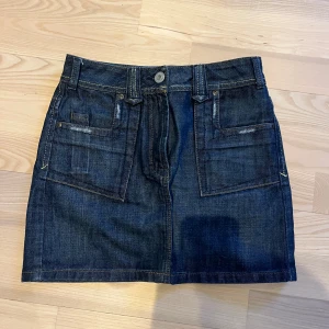 Jeanskjol  - Cool Jeanskjol i toppskick. Går att använda som både high/low och mid waist. Kom privat för mått.