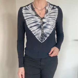 Culture blus batik Stl S - Fin blus med batikmönster och unika detaljer från danska märket Culture. Fint skick, Stl S men nåt stretchig. Tryckknappar fram. Djur- och rökfritt hem. Kika gärna på övriga annonser.