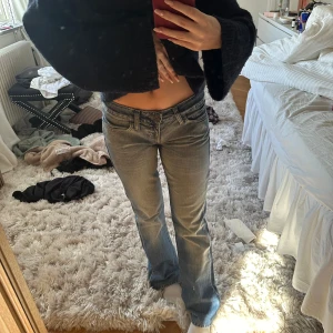 Lågmidjade jeans - Lågmidjade jeans utan bakfickor! Så fina men används tyvärr inte av mig!🫶🏽🫶🏽 midjemått cirka 37-38cm tvärs övrr och innerbenslängd ungefär 76cm