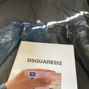 Dsquared2 Jeans - 2 par dsquared2 jeans till salu + Box Mörkblå storlek 48 skick 8/10 sparsamt använda Pris 650kr. Svarta storlek 52 skick 8,5/10 sparsamt använda  Pris: 650kr Ta båda vid snabb deal för 1000kr + frakt📦  Självklart är produkterna äkta🤝