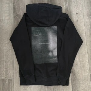 Emplace hoodie 💓 - Super snygg hoodie som inte säljs längre därav priset💗 trycket är lite utslitet men annars inga defekter. Kontakta om du har några frågor! Andra bilden är inte min