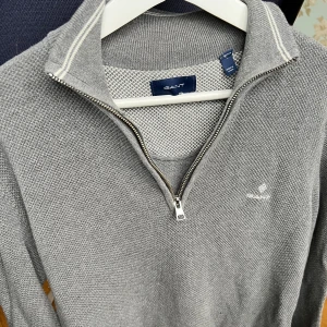 Grå Half-zip Gant - Snygg grå half-zip från Gant i nyskick. Storlek M.