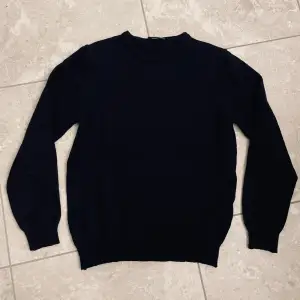 Säljer denna tvärsnygga Stenströms tröja i storlek M men passar som XS!✅ Nypris: 1800kr Vårt pris: 599kr🙌 Skick: 9,5/10✅
