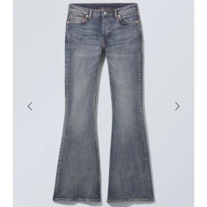 FLAME LOW FLARED JEANS - W30 L32, aldrig använda, säljer då de inte alls passade mig men testade när det var för sent att lämna tillbaka (därav lånade bilder för att de inte ger en rättvis bild på mig)