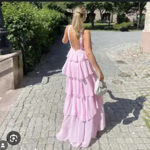 Kikar ENDAST intresse på denna magiska klänning ifrån vero Moda helt ny med prislapp kvar storlek s, vill bara kika vad jag kan få för den! Puss🩷