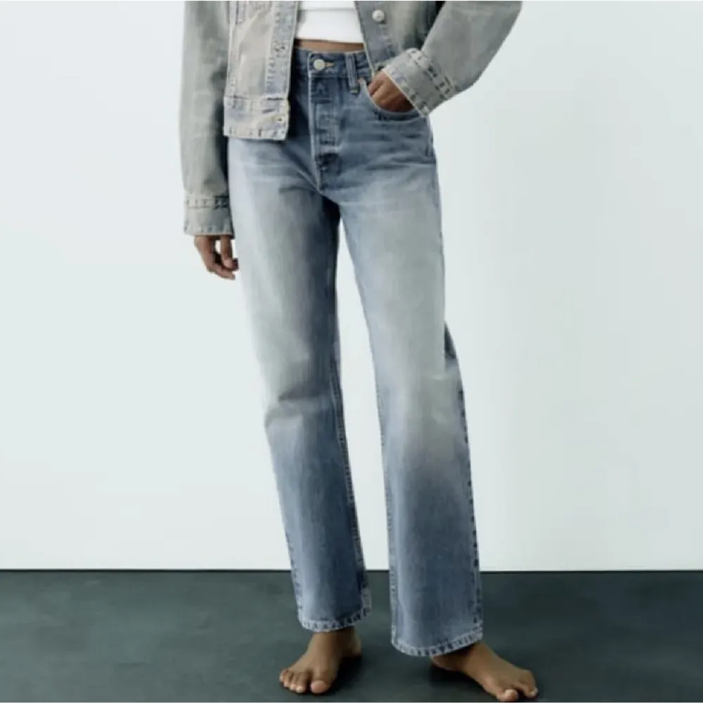 Blåa Zara Jeans i stl 38 men sitter mer som en 36a. Köpta på plick men säljer för att de inte passar.   I gott skick, inga synliga defekter. Kan skicka fler bilder vid intresse💓. Jeans & Byxor.
