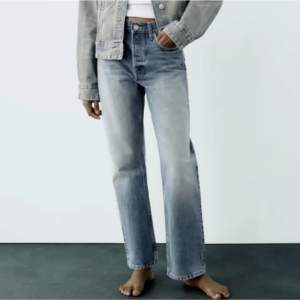 Blåa Zara Jeans i stl 38 men sitter mer som en 36a. Köpta på plick men säljer för att de inte passar.   I gott skick, inga synliga defekter. Kan skicka fler bilder vid intresse💓