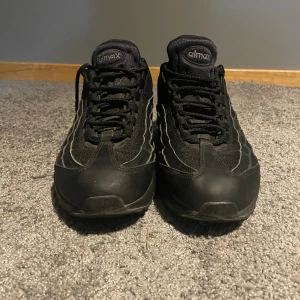 Nike Air Max 95 - Nike Air Max 95/ använda ganska mycket men är i väldigt bra skick/Sitter väldigt bra på/ Nypris 2299/ ingår Nike box/ kan mötas om du ska köpa/ om intresserad de bara skriva/