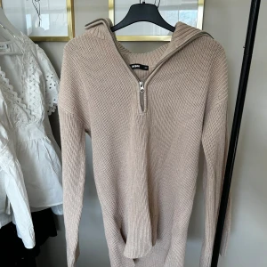 Stickad tröja  - Säljer denna stickade tröja, endast använd en gång🩷